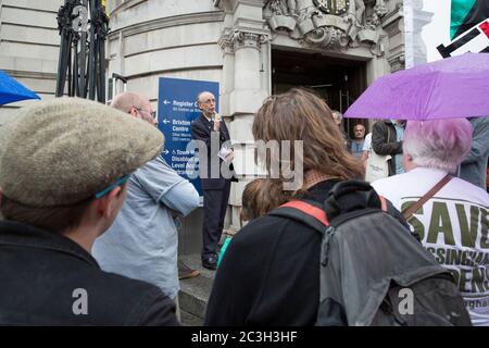 Des activistes du logement du groupe de campagne Save Cressingham Gardens à l'hôtel de ville de Lambeth à Brixton, dans le sud de Londres, en Angleterre. Photo de Sam Mellish. Banque D'Images