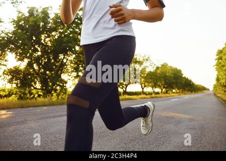 Une jeune fille remise en forme d'exécution Road Runner Banque D'Images