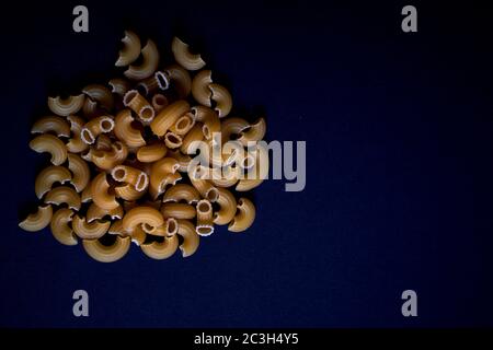 Gros plan de macaroni sur fond bleu Banque D'Images