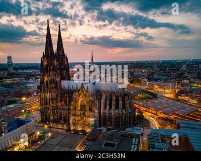 Cathédrale de Cologne Koln au coucher du soleil , vie aérienne de drone au-dessus de Cologne et de la rivière rhein au coucher du soleil en Allemagne Europe Banque D'Images