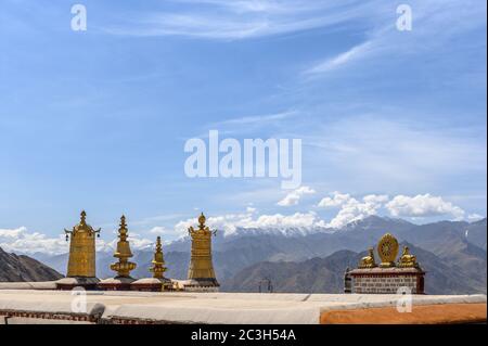 Vue sur les montagnes depuis le haut du monastère de Drepung, Lhassa, Tibet, Chine Banque D'Images