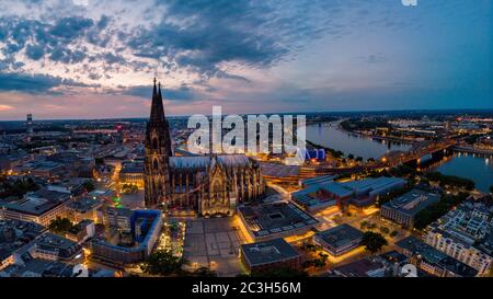 Cathédrale de Cologne Koln au coucher du soleil , vie aérienne de drone au-dessus de Cologne et de la rivière rhein au coucher du soleil en Allemagne Europe Banque D'Images