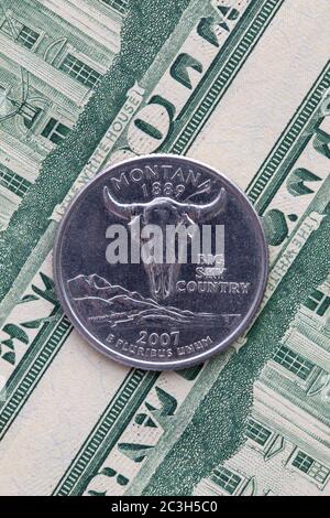 Un quart de Montana sur US dollar bills. La composition symétrique de l'US dollar bills et un quart de Montana. Banque D'Images