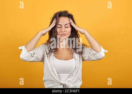 Maux de tête grimacing douleur maintient l'arrière du cou indiquant l'emplacement. Fatigue Banque D'Images