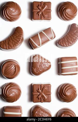 Vue de dessus des chocolats isolés sur fond blanc. Banque D'Images