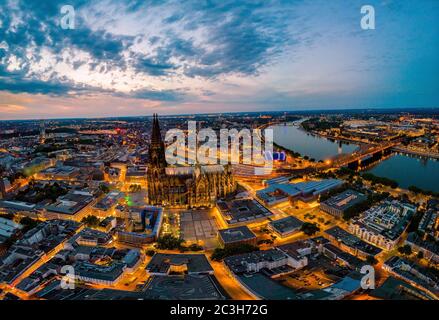 Cathédrale de Cologne Koln au coucher du soleil , vie aérienne de drone au-dessus de Cologne et de la rivière rhein au coucher du soleil en Allemagne Europe Banque D'Images