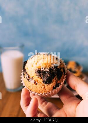 Muffins au chocolat avec lait. Papier peint de la nourriture avec espace de copie et mise au point sélective. Banque D'Images