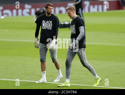 LONDRES, ANGLETERRE, LE 20 JUIN - Marek Rodak de Fulham et Marcus Bettinelli de Fulham portant un maillot noir de la matière de vies noires pendant le match de championnat de Sky Bet entre Fulham et Brentford à Craven Cottage, Londres, le samedi 20 juin 2020. (Crédit : Jacques Feeney | MI News) crédit : MI News & Sport /Alay Live News Banque D'Images