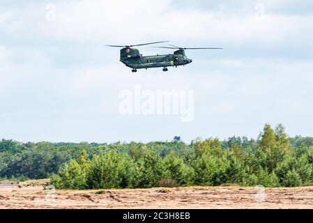 Un hélicoptère de transport Boeing CH-47 Chinook de la Royal Netherlands Air Force est prêt à atterrir au GLV-5. Banque D'Images