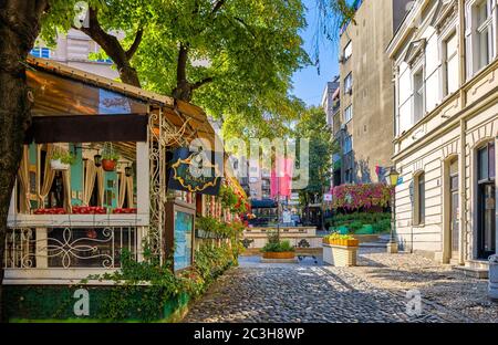 Belgrade / Serbie - 23 septembre 2018 : rue Skadarlija, ancienne rue bohème avec de nombreux restaurants célèbres de la cuisine nationale serbe à Belgrade, c Banque D'Images