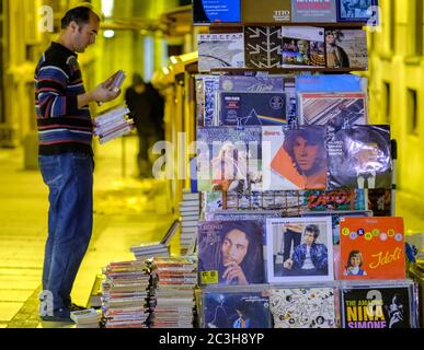 Belgrade / Serbie - 25 septembre 2018: Vendeur de livres et de disques dans la rue piétonne Knez Mihailova à Belgrade, Serbie Banque D'Images