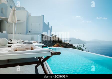 Oia Santorini Grèce 15 septembre 2017, hôtels de luxe avec piscine à débordement à l'île grecque Santorini Banque D'Images