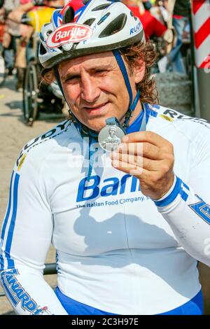 20/06/2020 Alex Zanardi archive/rétrospective accident grave pour Zanardi : Collision avec un véhicule lourd, il est très grave Alex Zanardi a été impliqué dans un accident de la route dans la province de Sienne, pendant l'une des étapes du relais tricolore Obiettivo, un voyage qui voit parmi les participants athlètes paralympiques en motos, vélos ou fauteuils roulants olympiques. L'accident s'est produit le long de l'autoroute 146 dans la municipalité de Pienza avec un véhicule lourd. Zanardi a signalé un polytraumatisme et a été transporté à l'hôpital par hélicoptère dans des conditions très graves. Ce sont des heures de grande anxiété. Banque D'Images