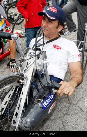 20/06/2020 Alex Zanardi archive / rétrospective accident grave pour Zanardi: Collision avec un véhicule lourd, il est très grave Alex Zanardi a été impliqué dans un accident de la route dans la province de Sienne, pendant l'une des étapes du relais tricolore Obiettivo, un voyage qui voit parmi les participants athlètes paralympiques en motos, vélos ou fauteuils roulants olympiques. L'accident s'est produit le long de l'autoroute 146 dans la municipalité de Pienza avec un véhicule lourd. Zanardi a signalé un polytraumatisme et a été transporté à l'hôpital par hélicoptère dans des conditions très graves. Ce sont des heures de grande anxiété. Banque D'Images