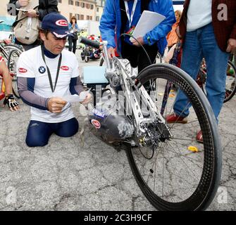 20/06/2020 Alex Zanardi archive / rétrospective accident grave pour Zanardi: Collision avec un véhicule lourd, il est très grave Alex Zanardi a été impliqué dans un accident de la route dans la province de Sienne, pendant l'une des étapes du relais tricolore Obiettivo, un voyage qui voit parmi les participants athlètes paralympiques en motos, vélos ou fauteuils roulants olympiques. L'accident s'est produit le long de l'autoroute 146 dans la municipalité de Pienza avec un véhicule lourd. Zanardi a signalé un polytraumatisme et a été transporté à l'hôpital par hélicoptère dans des conditions très graves. Ce sont des heures de grande anxiété. Banque D'Images