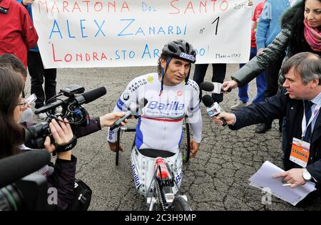 20/06/2020 Alex Zanardi archive / rétrospective accident grave pour Zanardi: Collision avec un véhicule lourd, il est très grave Alex Zanardi a été impliqué dans un accident de la route dans la province de Sienne, pendant l'une des étapes du relais tricolore Obiettivo, un voyage qui voit parmi les participants athlètes paralympiques en motos, vélos ou fauteuils roulants olympiques. L'accident s'est produit le long de l'autoroute 146 dans la municipalité de Pienza avec un véhicule lourd. Zanardi a signalé un polytraumatisme et a été transporté à l'hôpital par hélicoptère dans des conditions très graves. Ce sont des heures de grande anxiété. Banque D'Images