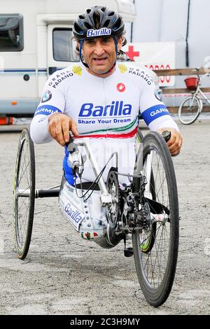 20/06/2020 Alex Zanardi archive / rétrospective accident grave pour Zanardi: Collision avec un véhicule lourd, il est très grave Alex Zanardi a été impliqué dans un accident de la route dans la province de Sienne, pendant l'une des étapes du relais tricolore Obiettivo, un voyage qui voit parmi les participants athlètes paralympiques en motos, vélos ou fauteuils roulants olympiques. L'accident s'est produit le long de l'autoroute 146 dans la municipalité de Pienza avec un véhicule lourd. Zanardi a signalé un polytraumatisme et a été transporté à l'hôpital par hélicoptère dans des conditions très graves. Ce sont des heures de grande anxiété. Banque D'Images