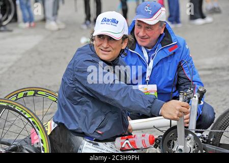 20/06/2020 Alex Zanardi archive/rétrospective accident grave pour Zanardi : Collision avec un véhicule lourd, il est très grave Alex Zanardi a été impliqué dans un accident de la route dans la province de Sienne, pendant l'une des étapes du relais tricolore Obiettivo, un voyage qui voit parmi les participants athlètes paralympiques en motos, vélos ou fauteuils roulants olympiques. L'accident s'est produit le long de l'autoroute 146 dans la municipalité de Pienza avec un véhicule lourd. Zanardi a signalé un polytraumatisme et a été transporté à l'hôpital par hélicoptère dans des conditions très graves. Ce sont des heures de grande anxiété. Banque D'Images