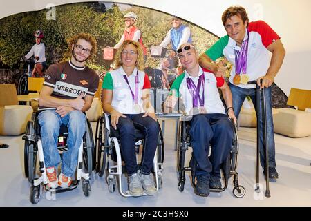 20/06/2020 Alex Zanardi archive/rétrospective accident grave pour Zanardi : Collision avec un véhicule lourd, il est très grave Alex Zanardi a été impliqué dans un accident de la route dans la province de Sienne, pendant l'une des étapes du relais tricolore Obiettivo, un voyage qui voit parmi les participants athlètes paralympiques en motos, vélos ou fauteuils roulants olympiques. L'accident s'est produit le long de l'autoroute 146 dans la municipalité de Pienza avec un véhicule lourd. Zanardi a signalé un polytraumatisme et a été transporté à l'hôpital par hélicoptère dans des conditions très graves. Ce sont des heures de grande anxiété. Banque D'Images