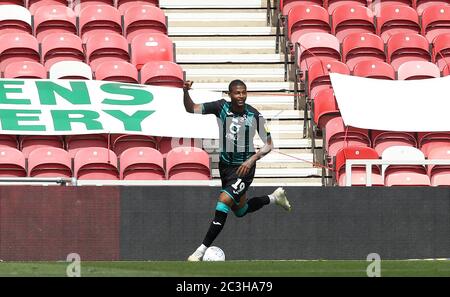 Le brasseur de Swansea City, Rhian Brewster, célèbre le premier but de son côté lors du match du championnat Sky Bet au stade Riverside, à Middlesbrough. Banque D'Images