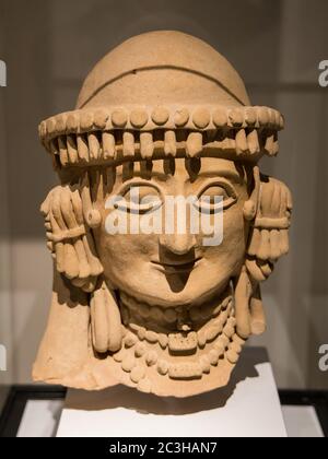 Leiden, pays-Bas - 04 JANVIER 2020 : statue de la tête d'une femme en terre cuite de l'ancienne Chypre. Depuis 625-600 BC. Agios Georgios Riga Banque D'Images