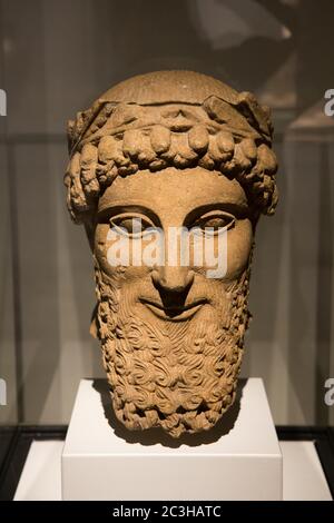 Leiden, pays-Bas - 04 JANVIER 2020 : gros plan d'une statue en pierre du visage d'un homme barbu de l'ancienne Chypre. Sculpture méditerranéenne. Banque D'Images