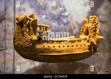 Leiden, pays-Bas - 04 JANVIER 2020 : maquette de bateau miniature en terre cuite de l'ancienne Chypre. 600-475 C.-B. Ancienne figurine d'un bateau. Banque D'Images