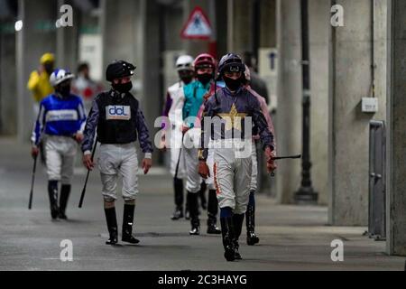 Les jockeys descendent la voie de service depuis le vestiaires de débordement pour entrer dans la porte arrière de la salle de pesée pendant le cinquième jour de Royal Ascot à l'hippodrome d'Ascot. Banque D'Images