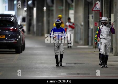 Les jockeys descendent la voie de service depuis le vestiaires de débordement pour entrer dans la porte arrière de la salle de pesée pendant le cinquième jour de Royal Ascot à l'hippodrome d'Ascot. Banque D'Images