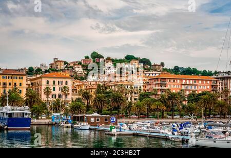 La Spezia / Italie - Mai 27 2018: Vue sur le port et le front de mer avec beaucoup de bateaux, palmiers et bâtiments traditionnels. Banque D'Images