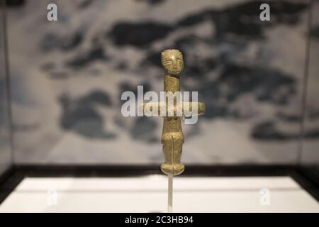 Leiden, pays-Bas - 04 JANVIER 2020 : un ancien amulet d'une figure humaine cruciforme de l'ancienne Chypre, fabriqué à l'âge du cuivre. La figurine est faite de fro Banque D'Images