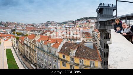 1er mars 2017. Lisbonne, Portugal : la famille à la terrasse d'observation de Santa Justa. Vue panoramique grand angle sur Lisbonne depuis l'ascenseur de Santa Justa Banque D'Images