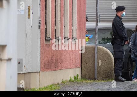 Ratisbonne, Allemagne. 20 juin 2020. Un policier se trouve devant la maison de Georg Ratzinger. Le pape Benoît XVI, émérite, doit rester avec son frère Georg Ratzinger à Ratisbonne pendant le week-end. Crédit : Armin Weigel/dpa/Alay Live News Banque D'Images