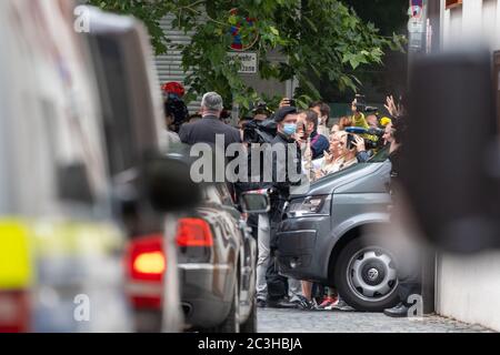 Ratisbonne, Allemagne. 20 juin 2020. De nombreux spectateurs regardent le convoi avec le Pape Benoît XVI, un émérite, devant la maison de son frère. Il doit rester avec son frère Georg Ratzinger à Ratisbonne pendant le week-end. Crédit : Armin Weigel/dpa/Alay Live News Banque D'Images