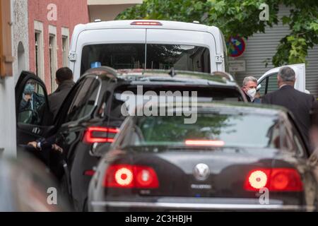 Ratisbonne, Allemagne. 20 juin 2020. Le pape émérite Benoît XVI est conduit en bus à la maison de son frère. Il doit rester avec son frère Georg Ratzinger à Ratisbonne pendant le week-end. Crédit : Armin Weigel/dpa/Alay Live News Banque D'Images