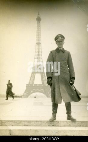 WW2 - soldat allemand de la Seconde Guerre mondiale à la Tour Eiffel, Paris, hiver 1940 Banque D'Images
