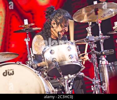 Le batteur Alex Gonzalez, El Animal, joue avec le groupe mexicain de pop-rock Mana à l'American Airlines Arena de Miami, en Floride. Banque D'Images