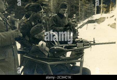 WW2 - deuxième Guerre mondiale les soldats allemands de la luftwaffe s'entraîner avec une MITRAILLEUSE MG 34 - probablement près de Gand, en Belgique Banque D'Images