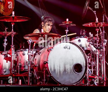 Le batteur Alex Gonzalez, El Animal, joue avec le groupe mexicain de pop-rock Mana à l'American Airlines Arena de Miami, en Floride. Banque D'Images