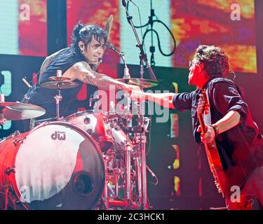 Le batteur Alex Gonzalez, El Animal, joue avec le groupe mexicain de pop-rock Mana à l'American Airlines Arena de Miami, en Floride. Banque D'Images