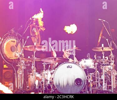 Le batteur Alex Gonzalez, El Animal, joue avec le groupe mexicain de pop-rock Mana à l'American Airlines Arena de Miami, en Floride. Banque D'Images
