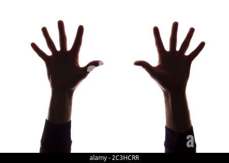 Deux mains d'un jeune homme avec ses doigts séparés, les cinq - silhouette, abstraction de concept Banque D'Images