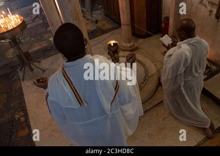 Les pèlerins d'Afrique prient à la Station arménienne des Sainte femmes qui commémore Marie (mère de Jésus) et ses compagnes Marie Madeleine, et Marie de Clopas qui a vu la crucifixion à l'intérieur de l'église du Saint-Sépulcre dans le quartier chrétien vieille ville Jérusalem-est Israël à l'intérieur de l'église du Saint-Sépulcre dans le quartier chrétien vieille ville Jérusalem-est Israël Banque D'Images