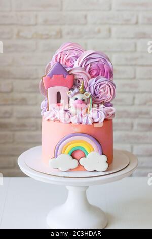 Gateau D Anniversaire Rose Avec Licorne Nuages Arc En Ciel Et Nuages Meringues Bar A Bonbons Avec Gateau Biscuits Et Sucettes Photo Stock Alamy