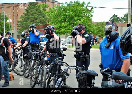 Dayton, Ohio États-Unis 05/30/2020 des policiers mettent des masques à gaz en préparation pour déployer du gaz lacrymogène et du gaz lacrymogène OC dans un dossier de la vie noire Banque D'Images