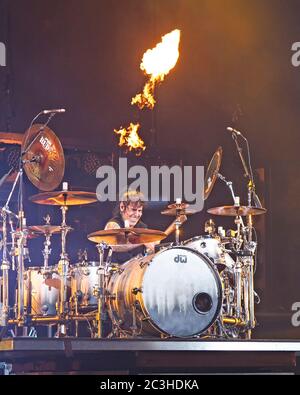 Le batteur Alex Gonzalez, El Animal, joue avec le groupe mexicain de pop-rock Mana à l'American Airlines Arena de Miami, en Floride. Banque D'Images