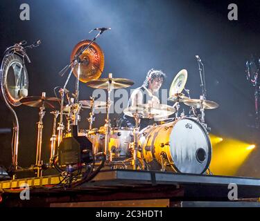 Le batteur Alex Gonzalez, El Animal, joue avec le groupe mexicain de pop-rock Mana à l'American Airlines Arena de Miami, en Floride. Banque D'Images