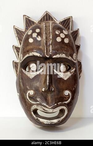 Masque tribal africain en bois sculpté vintage Banque D'Images