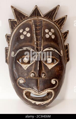 Masque tribal africain en bois sculpté vintage Banque D'Images