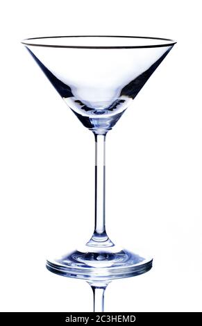 Verre martini classique. Contraste élevé sur blanc. Banque D'Images